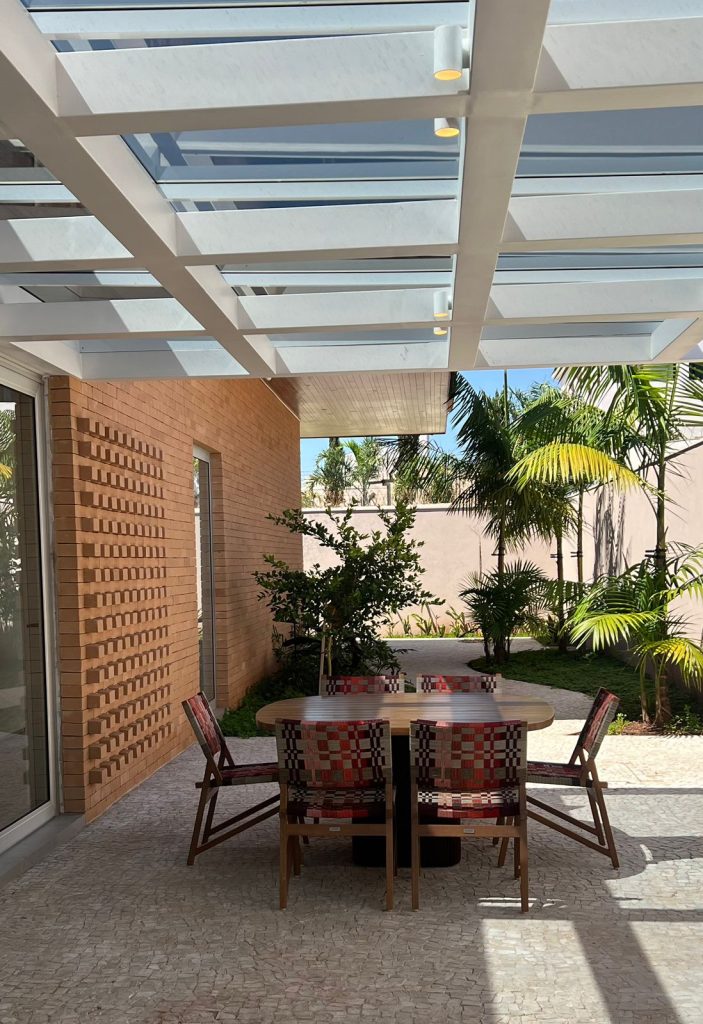 Pergolado com luz natural da Casa de Alto Padrão