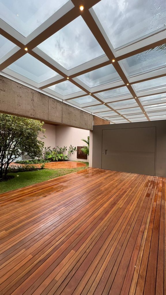 Deck da Casa de Alto Padrão